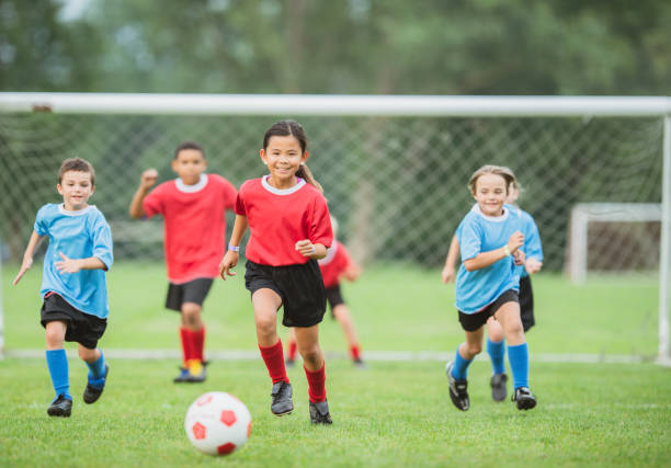 尤文全队和球迷一起出现在登机口，斯帕莱蒂和球迷们友好互动